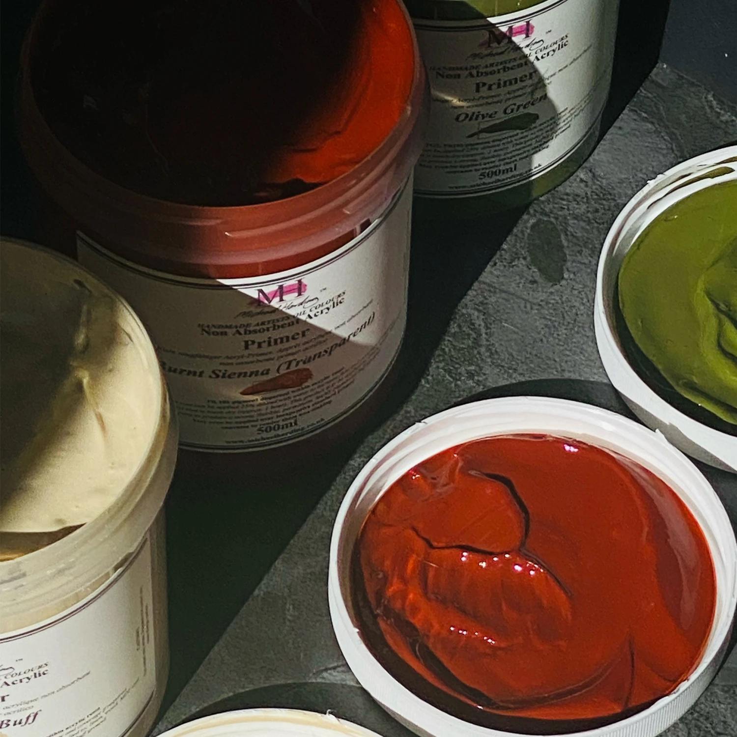 Michael Harding Non-Absorbent Acrylic Primer - Pozzuoli Red Earth (Semi-Transparent) - 500ml 3 Michael Harding Non-Absorbent Acrylic Primer - Pozzuoli Red Earth (Semi-Transparent) - 500ml - Image 3